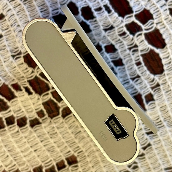 Eclipse Fit clip-on MP3 4 GB player small and rechargeable New 1.25 x 1.75 inch - Picture 3 of 6